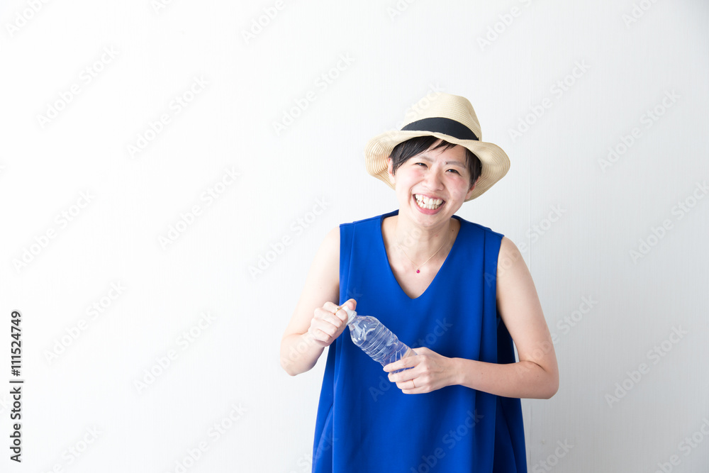 麦わら帽子の女性・白バック