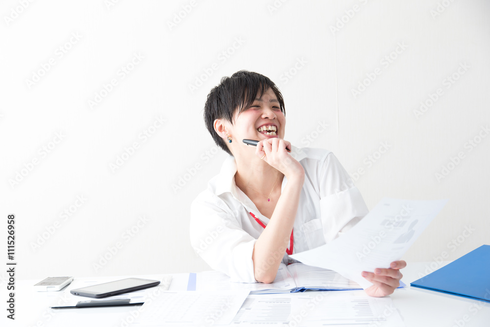 書類を見るOL 書類を見るOL