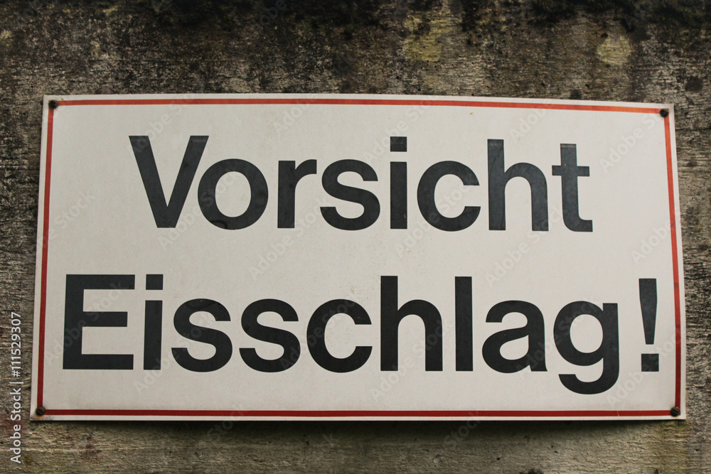 Schild mit Aufschrift Vorsicht Eisschlag