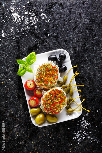Foto starter of green olives, black olives, capers, buffalo mozzarell