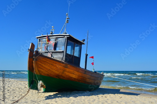 Fischerboot am Ostseestrand im Sand verankert