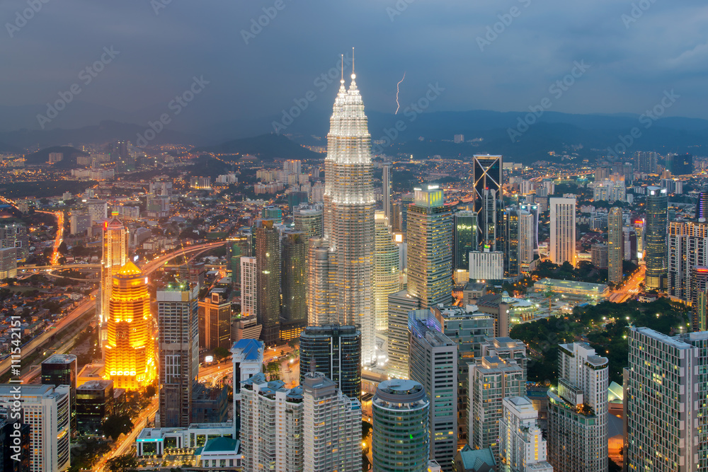 Fototapeta premium Kuala Lumpur city skyline at dusk in Malaysia