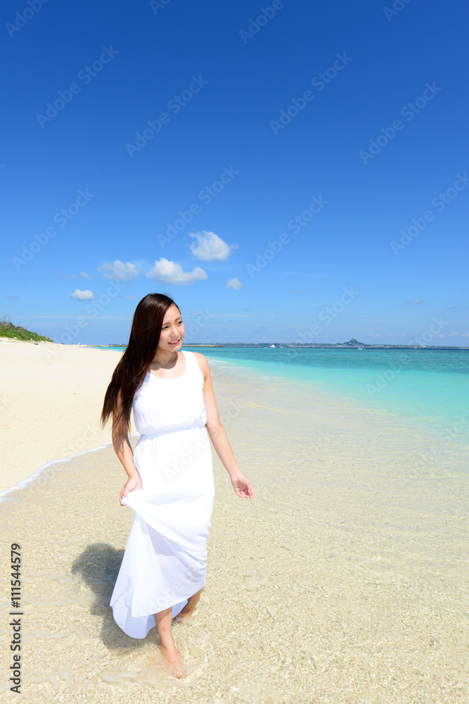 沖縄の海でくつろぐ女性 沖縄の海でくつろぐ女性