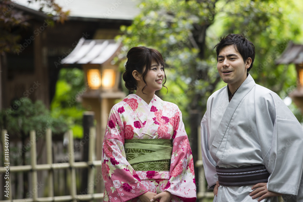 会話をするカップル 会話をするカップル