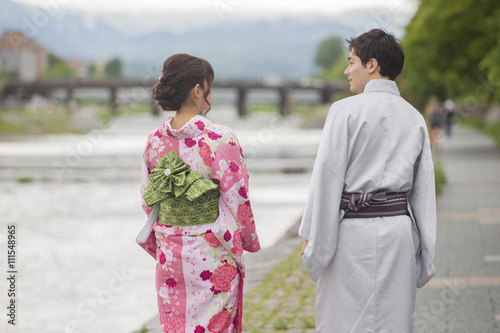 河原を散歩する男女