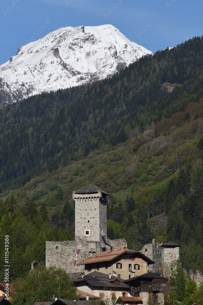 castello fortezza montagna mura castello torre castello Ossana Trentino paese con castello