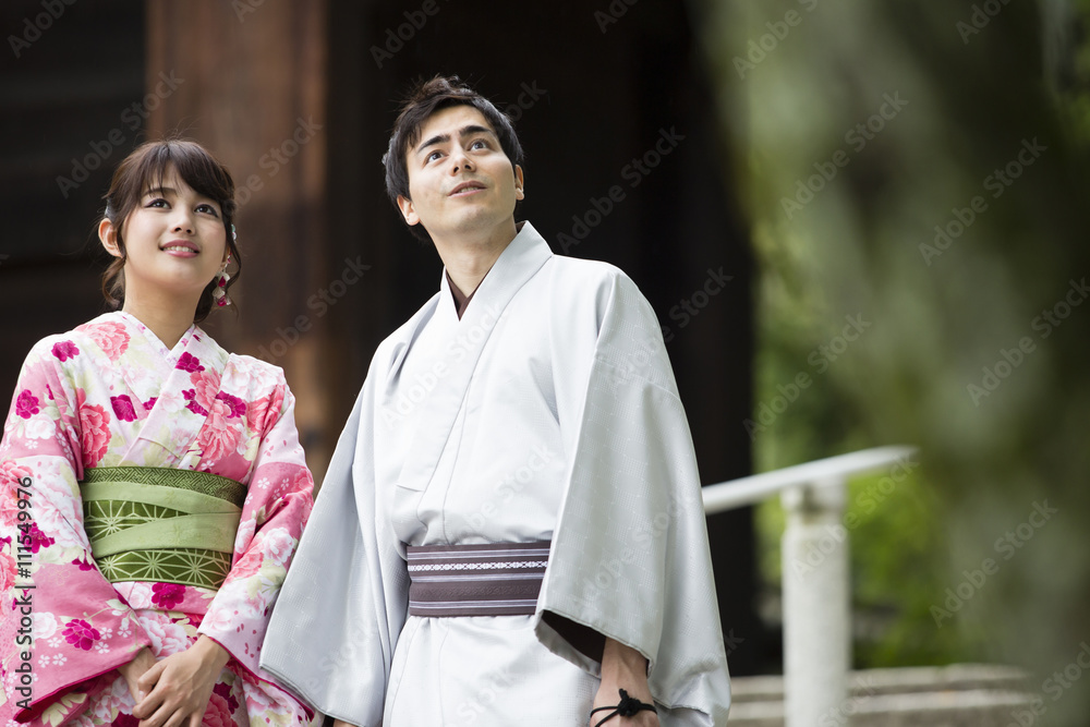 お寺の階段で立つカップル