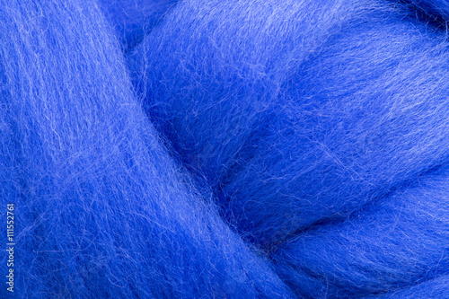 Текстура мериносовой шерсти синего цвета крупным планом 
