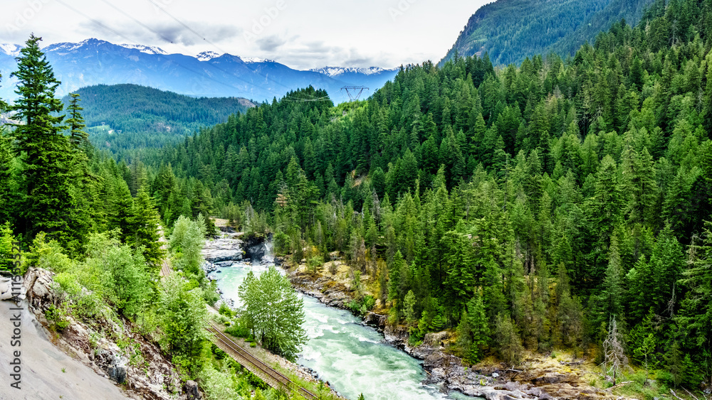 Φωτογραφία The Lillooet River and surrounding mountains just before Nairn Falls near the to