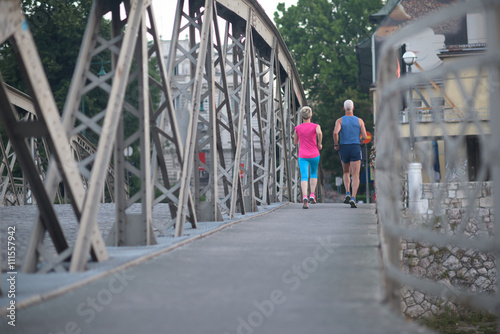 Wallpaper Mural couple jogging Torontodigital.ca