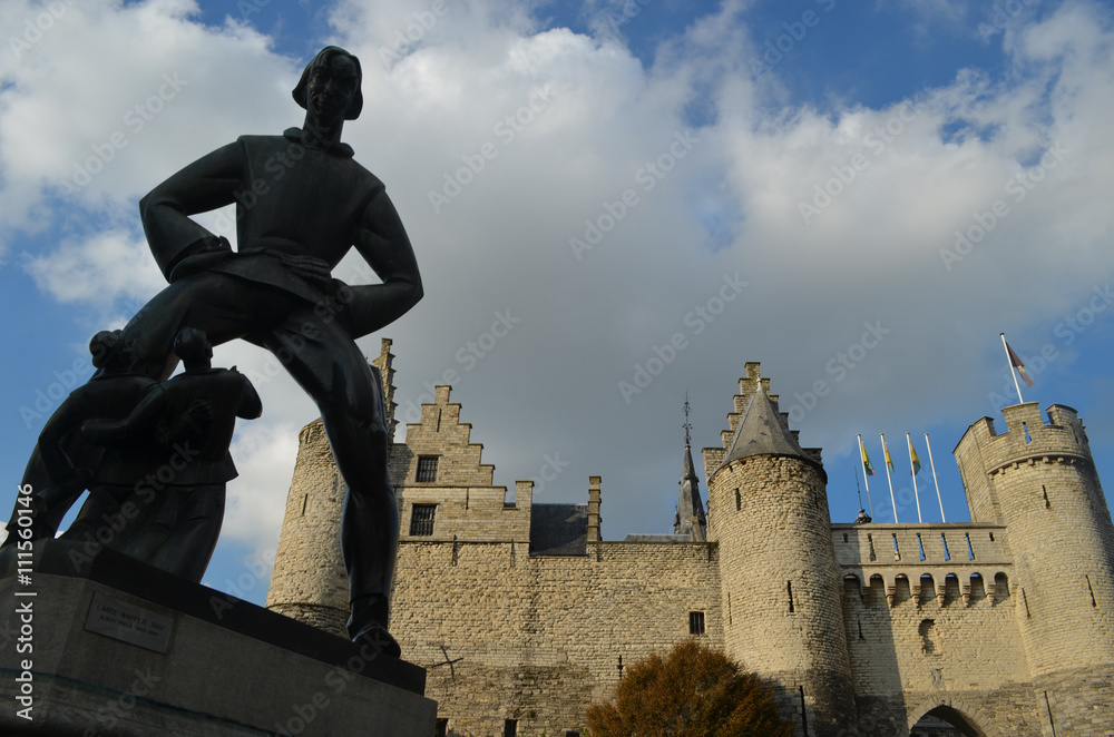 Φωτογραφία Statue of the Lange Wapper and the old medieval fortress Het Steen in the city o
