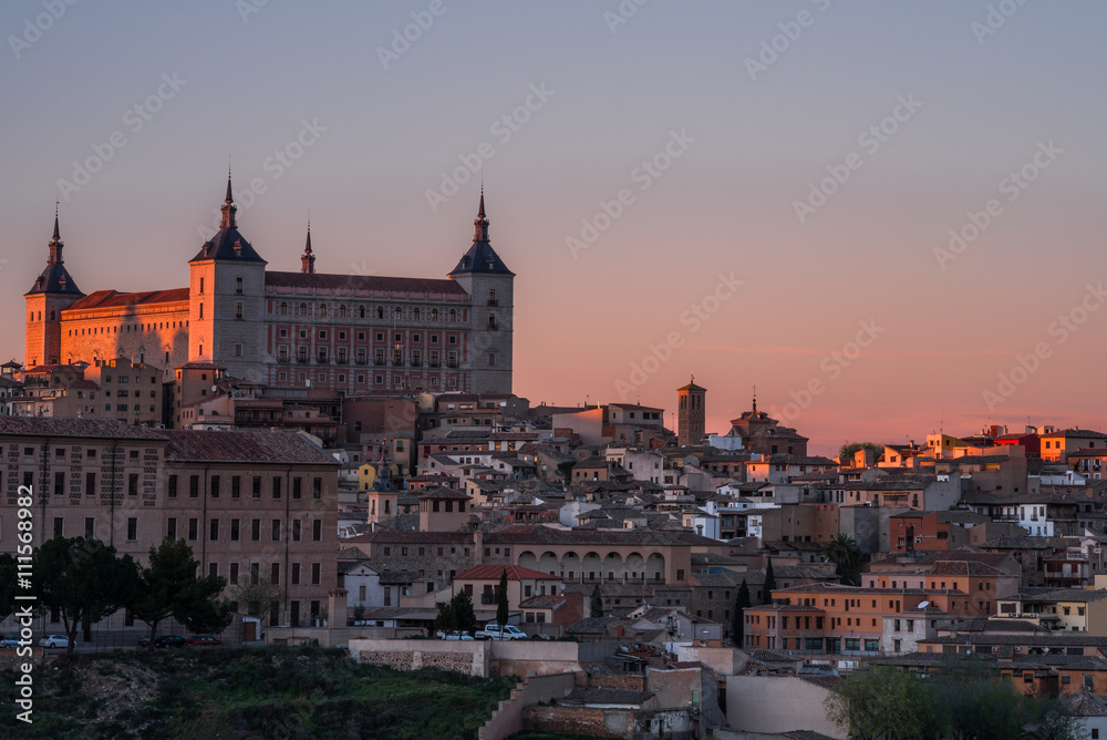 Vista del Alcázar de Toledo al atardecer (España)