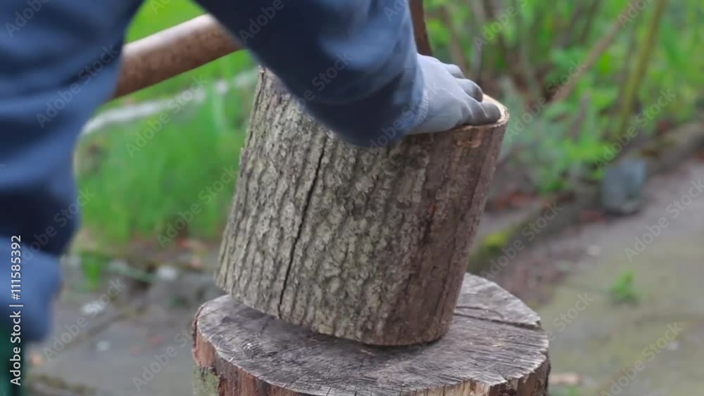 Holz hacken mit altmodischer Axt
