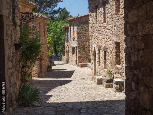 Vistas soleadas de las calles del pueblo empedrado de Siurana en Tarragona, viajando por España en primavera de 2016.