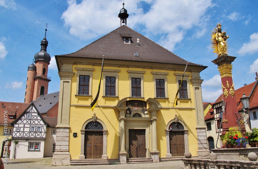 Obraz premium Rathaus, Kirche und Mariensäule, Eibelstadt