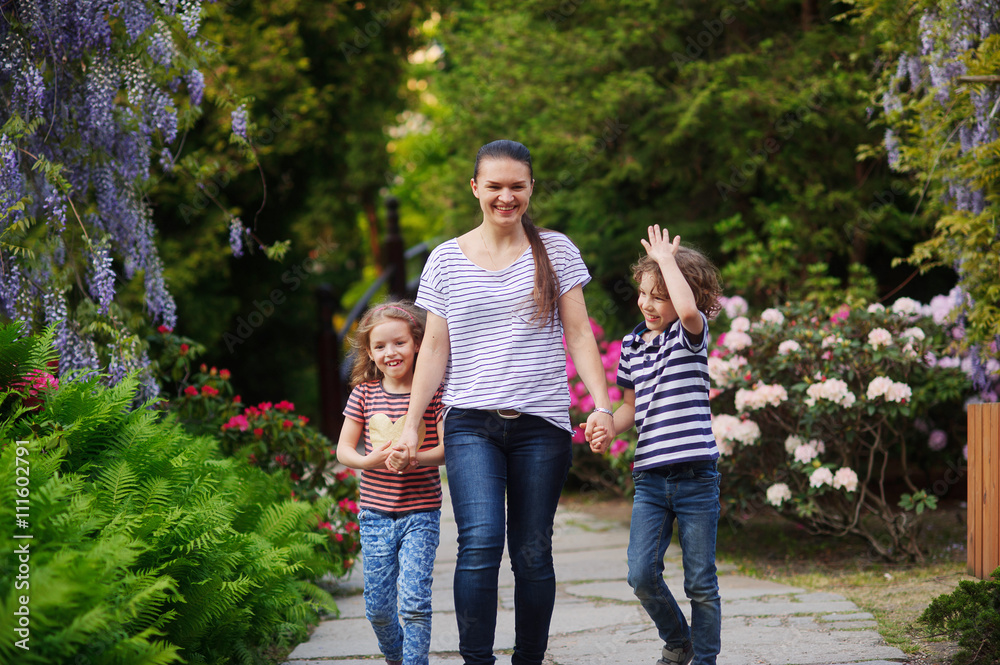 Mother with two children to spend a weekend in the park