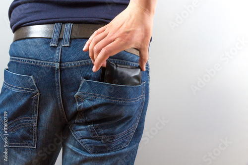 Geldbörse wird von Taschendieb aus Jeans gezogen