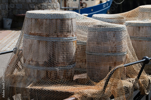 Netz über Holzfässer auf einen Wagen Net over wood barrels in a wagon