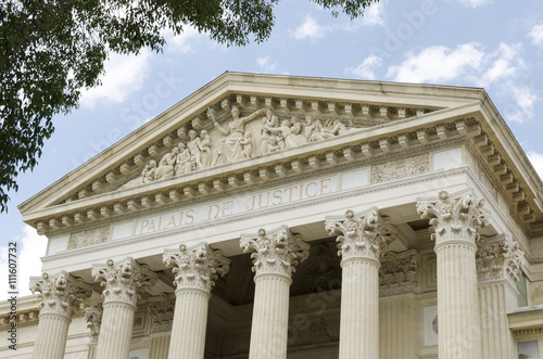 Ancien palais de justice avec des colonnes