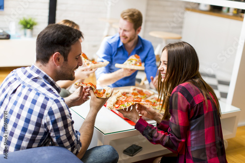 Friends eating pizza