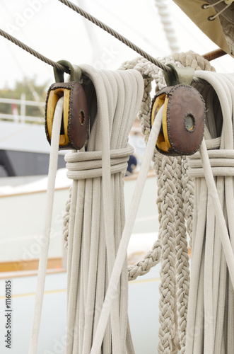 poulies et cordages d'ancien voilier photo