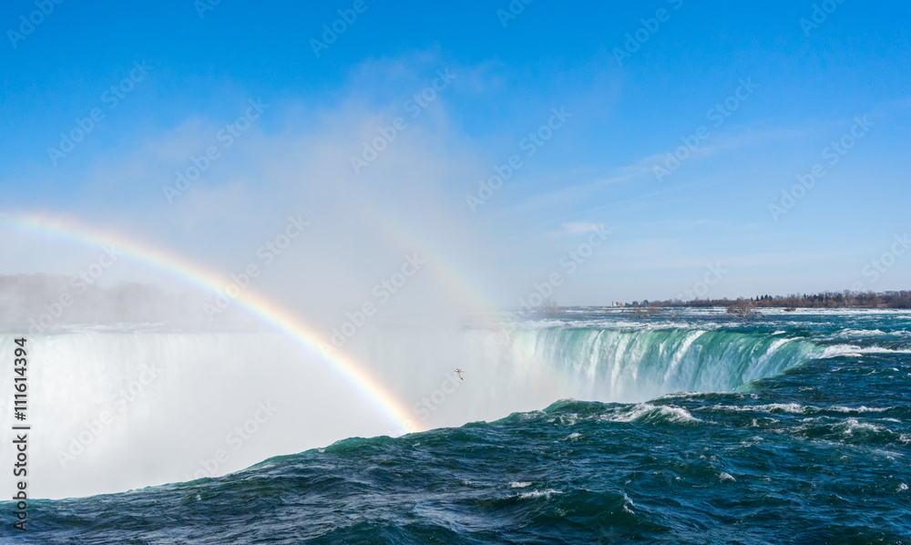 Fototapeta premium Rainbow dives into Horseshoe Falls