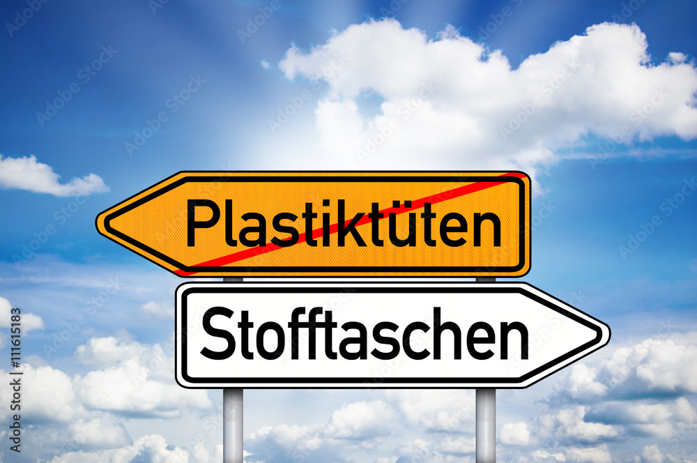 Schild mit Wegweiser und Stoffbeutel, Stofftaschen, Plastiktüten Schild mit Wegweiser und Stoffbeutel, Stofftaschen, Plastiktüten