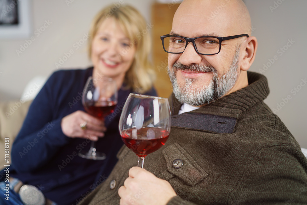 best-ager paar mit einem glas rotwein zu hause best-ager paar mit einem glas rotwein zu hause