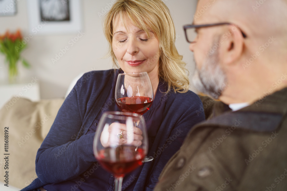 frau riecht mit geschlossenen augen an einem glas rotwein frau riecht mit geschlossenen augen an einem glas rotwein