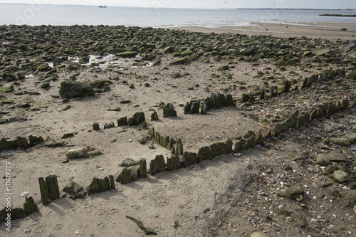 Foto Remains of old pier on the beach at Silver Sands State Park in Milford, Connecticut