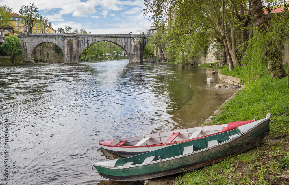 Fototapeta premium Boats in front of the roman bridge in Amarante