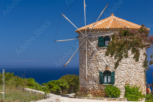 Griekse molen aan de kust photo