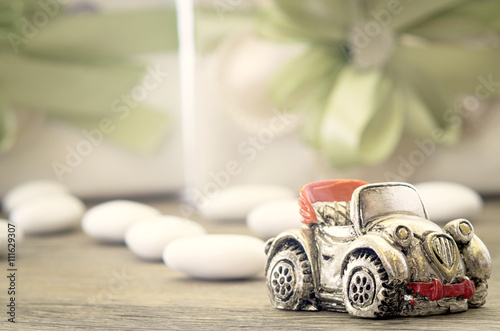 Bomboniera argento, nastri e confetti. Modello macchina in miniatura photo