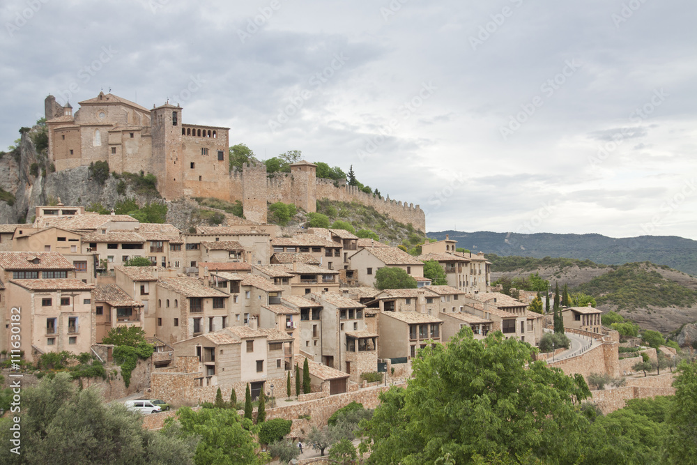Vista del bonito pueblo medieval de Alquézar en la Sierra de Guara en Huesca