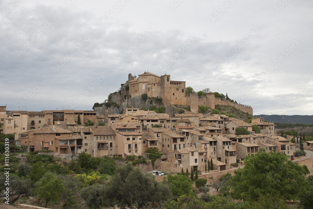 Vista de la bonita villa medieval de Alquézar en la Sierra de Guara, Aragón, Huesca