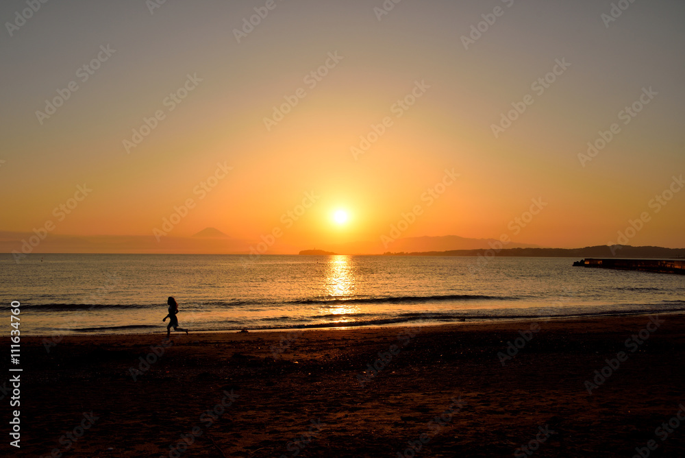 浜辺を走る少女　森戸海岸海水浴場の夕日