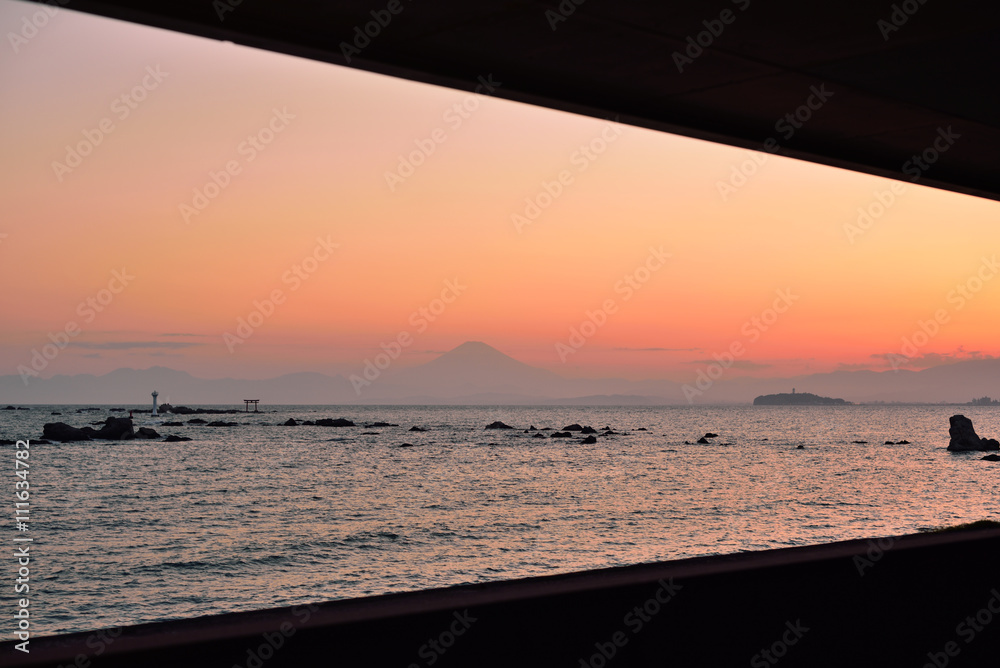 富士山・江ノ島・裕次郎灯台・名島鳥居が美しい葉山の夕焼け