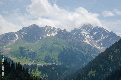 Горы. Заснеженные вершины Заилийского Алатау. Окрестности города Алматы. Республика Казахстан