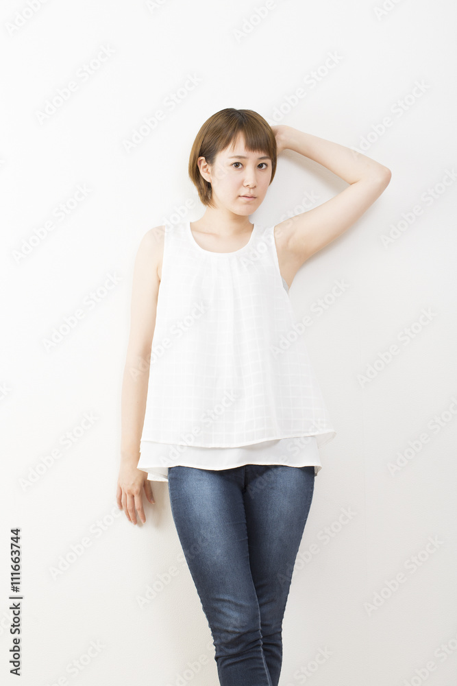 女性 ポートレート 立ちポーズ 見つめる シーパン 夏服 カメラ目線 白壁 コピースペース Foto De Stock Adobe Stock