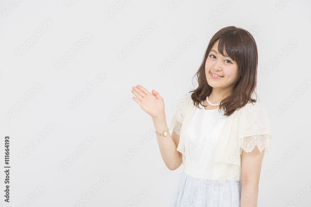 ポーズをとる女性 ポーズをとる女性