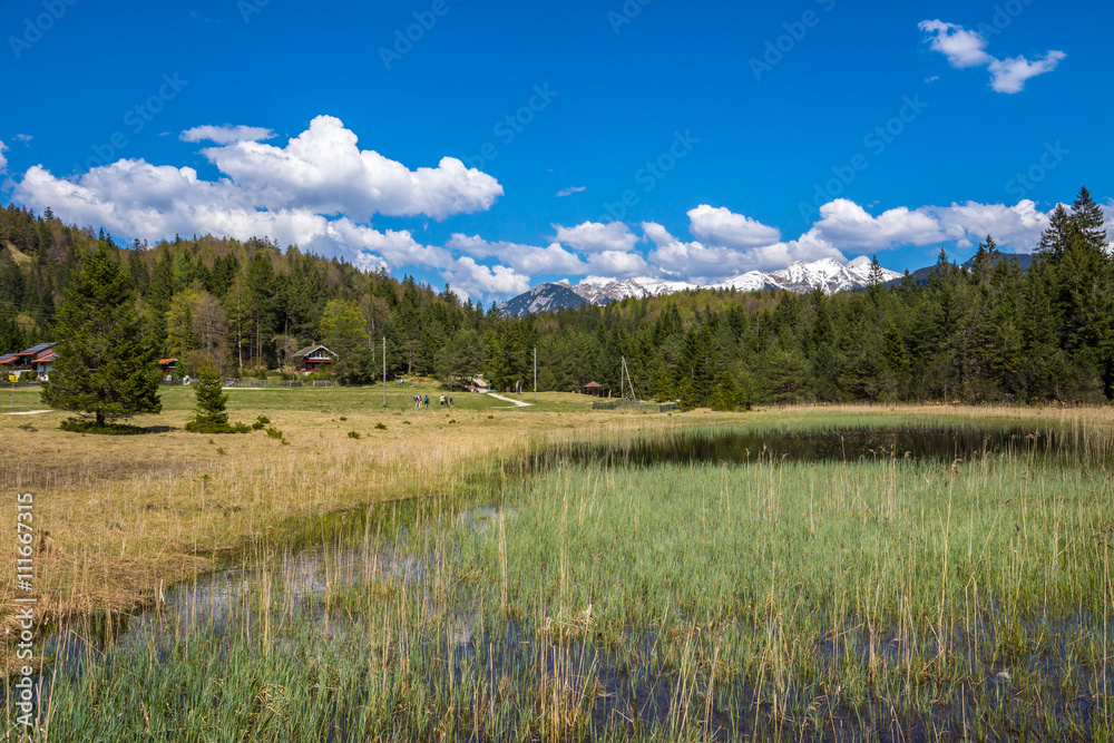 Almhütten am Ufer des Lautersees bei Mittenwald in Oberbayern Almhütten am Ufer des Lautersees bei Mittenwald in Oberbayern