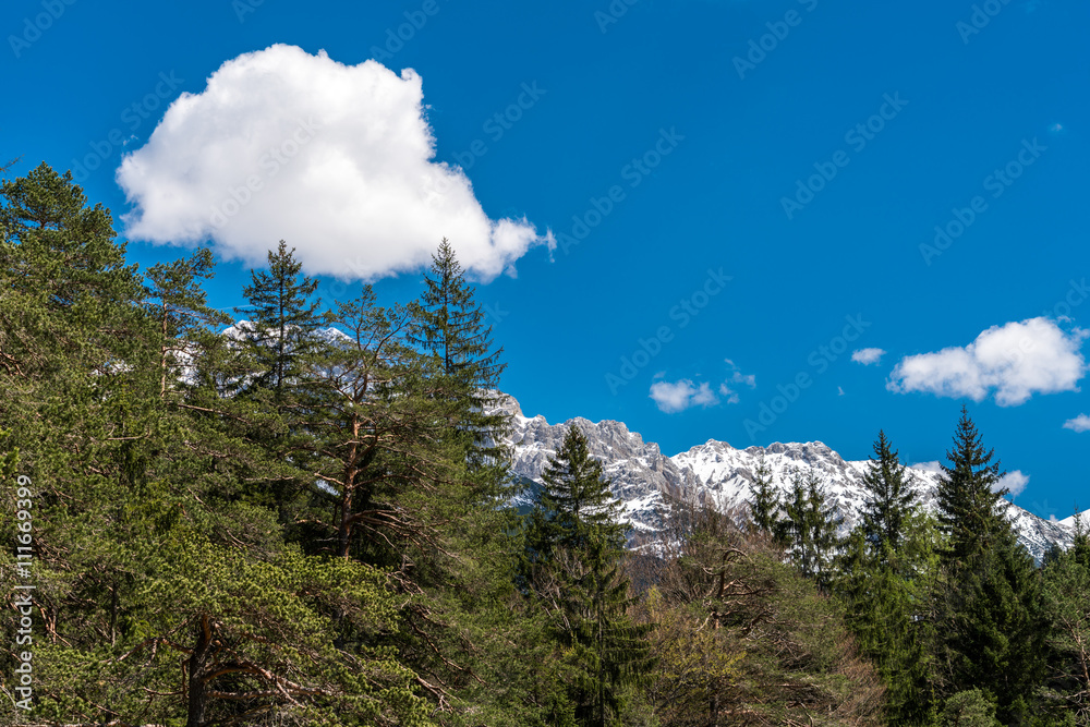 Karwendelgebirge gesehen vom Lautersee bei Mittenwald