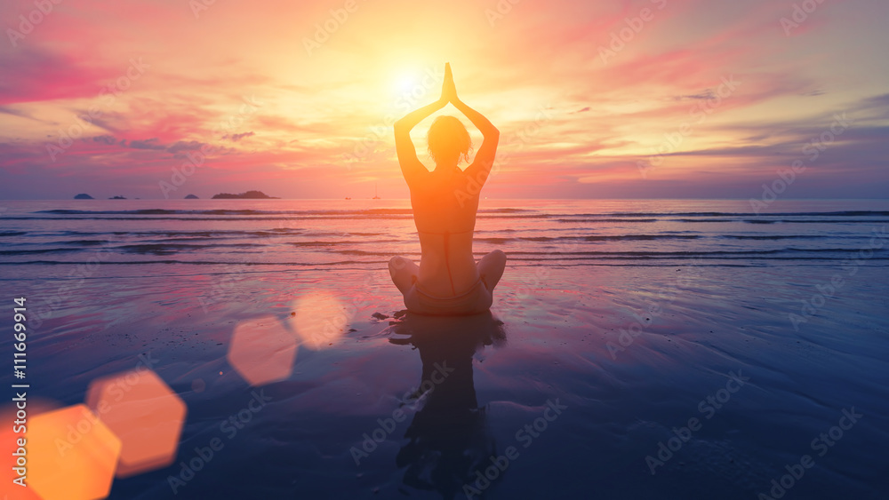 Woman yoga silhouette on the beach at amazing sunset. - obrazy, fototapety, plakaty 