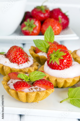 Fototapeta Naklejka Na Ścianę i Meble -  cupcakes with strawberries