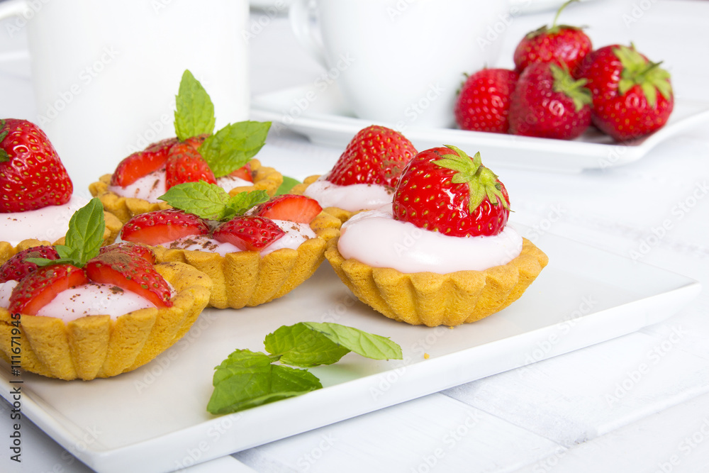 cupcakes with strawberries cupcakes with strawberries