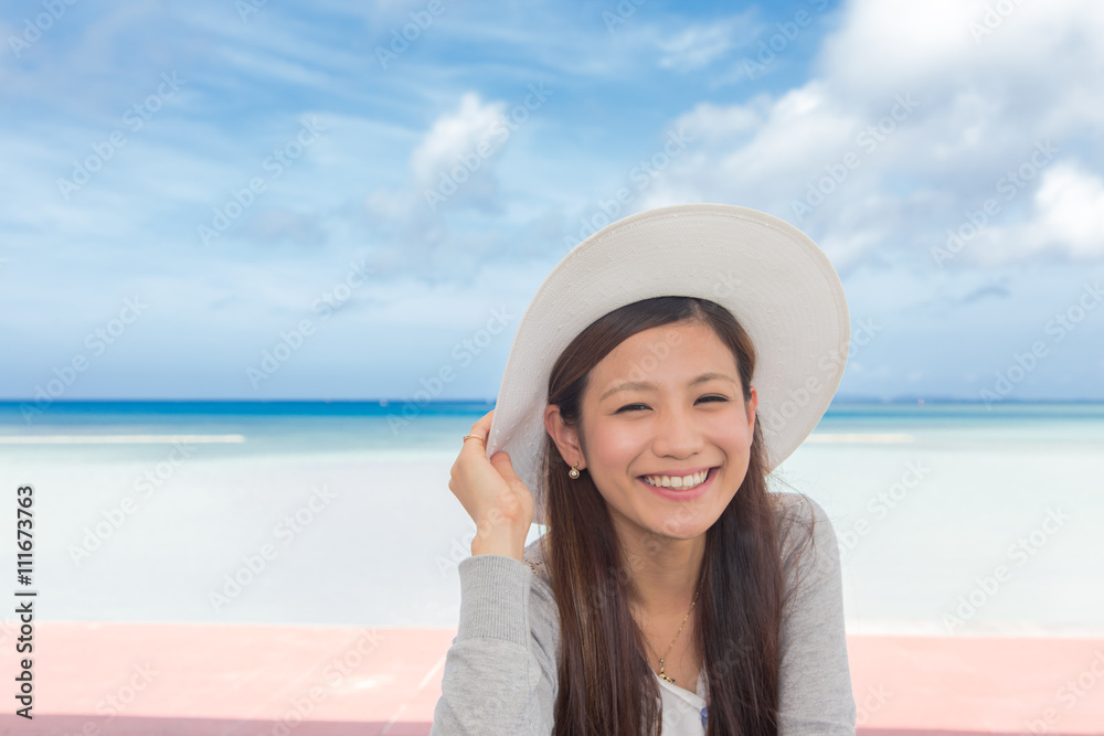 沖縄の海と笑顔の女性　