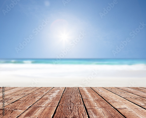 Sandstrand mit Holzveranda