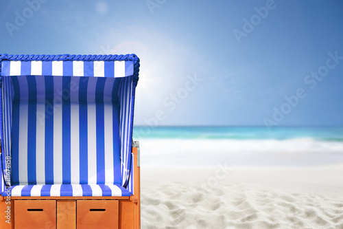 Strandkorb mit Sandstrand