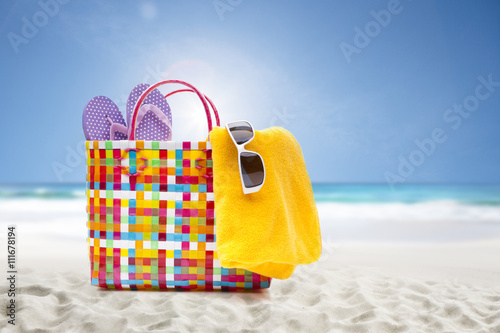 Sandstrand mit Badetasche