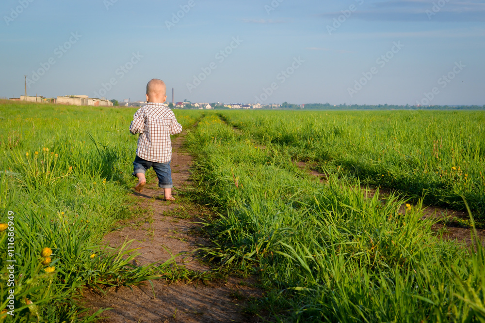 Годовалый малыш гуляет босиком по росе